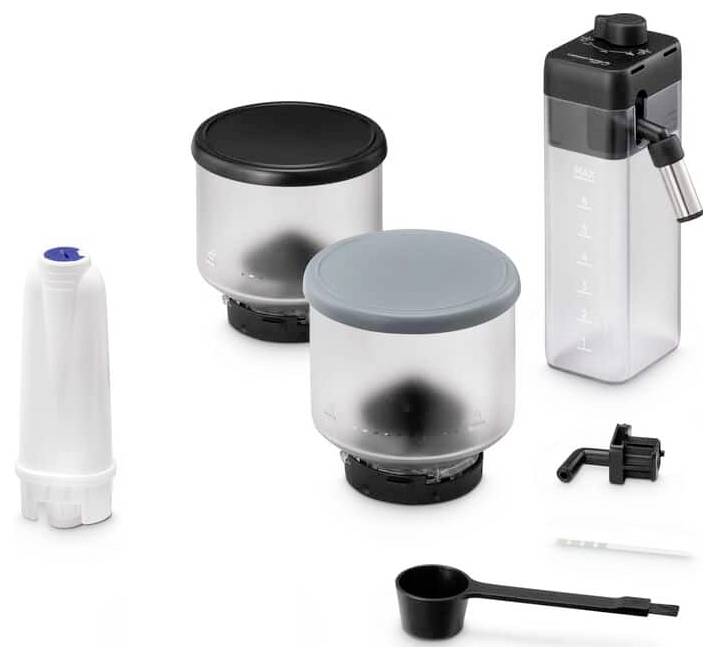 Kaffeemaschinenzubehör einschließlich eines Filters, eines Milchbehälters, eines Aufschäumaufsatzes, von Reinigungsbürsten und eines Messlöffels.