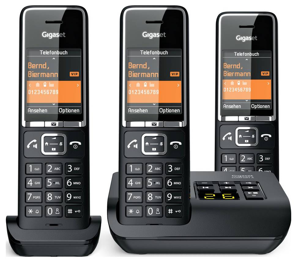 Drei schnurlose Gigaset-Telefone mit beleuchteten Displays, auf denen der Kontakt „Bernd Biermann" als VIP mit der Nummer 0123456789 angezeigt wird.