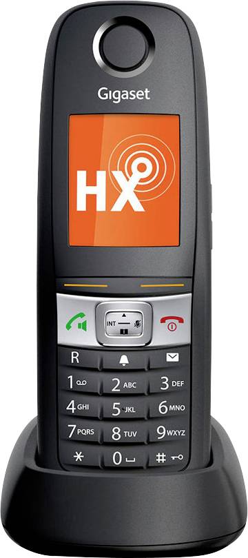 Ein schwarzes schnurloses Telefon mit einem Farbbildschirm, auf dem „HX" in Weiß auf orangefarbenem Hintergrund angezeigt wird. Das Telefon verfügt über ein Tastenfeld und steht auf einer Ladestation.