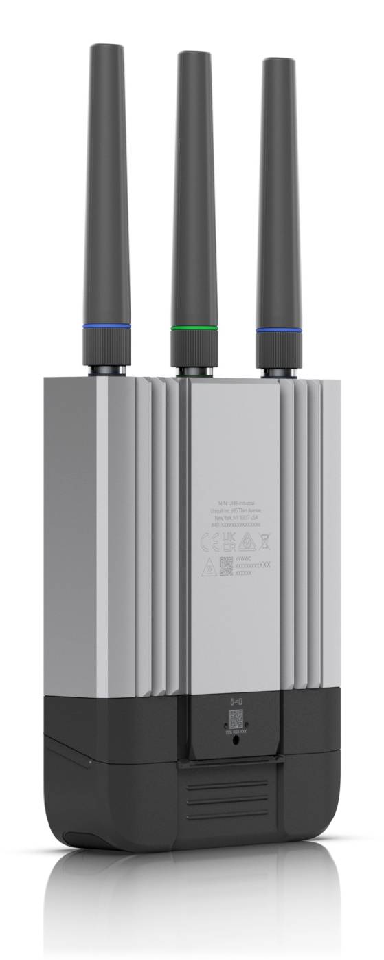Ein schlankes, rechteckiges kabelloses Netzwerkgerät mit drei Antennen oben, für die Verwendung im Freien konzipiert, mit geriffeltem silbernem Gehäuse.