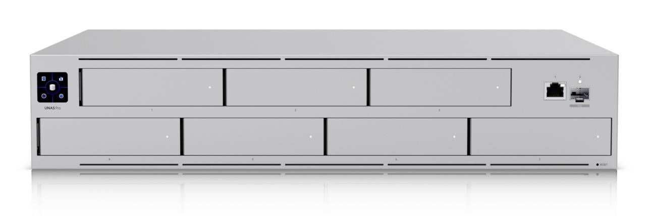 Ein horizontales Server-Rack mit sechs Schächten, Bedienfeld auf der linken Seite und Netzwerkports auf der rechten Seite.