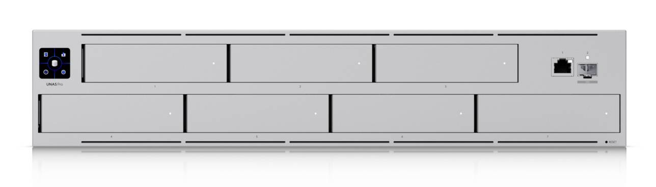 „Mac Pro" Rückansicht mit Erweiterungssteckplätzen, Einschaltknopf und Anschlüssen.