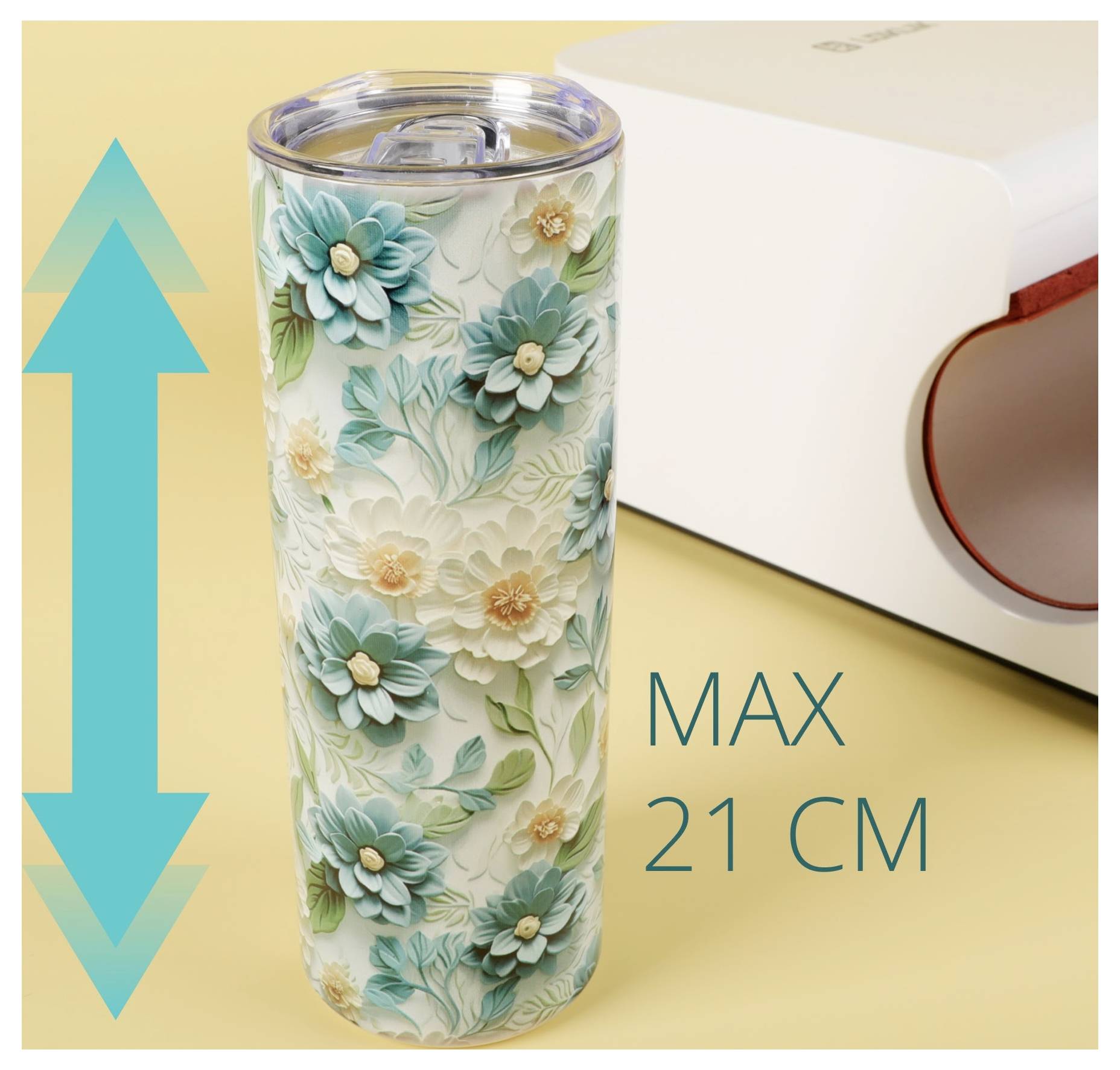 Ein Blumenbecher mit einem blaugrün und cremefarbenen Design steht neben einem Gerät mit der Aufschrift „MAX 21 CM". Ein Pfeil zeigt die Höhenmessung an.
