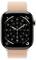 Eine Smartwatch zeigt ein analoges Zifferblatt mit Zahlen und Stunden-, Minuten- und Sekundenzeigern an. Das Armband ist pfirsichfarben.