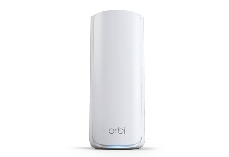 Ein schlanker, weißer, zylindrischer Wi-Fi-Router mit einem blauen Licht an der Basis und „Orbi"-Branding auf der Vorderseite, vor einem schlichten Hintergrund.