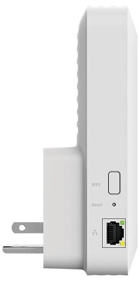 Ein weißer WLAN-Repeater mit Seitenansicht, die einen Stromstecker, eine WPS-Taste, eine Reset-Taste und einen Ethernet-Anschluss zeigt.
