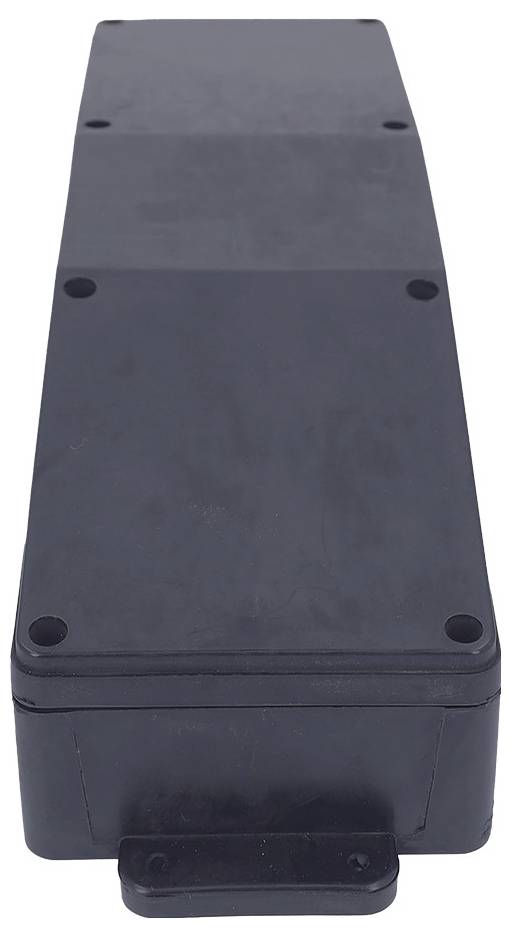 Ein rechteckiges, schwarzes, versiegeltes Batteriegehäuse mit Schraubenlöchern auf der Oberseite, wahrscheinlich zur Verwendung in der Elektronik oder für Außenanwendungen.