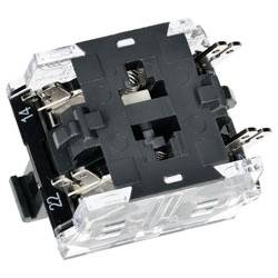 Eine durchsichtige quadratische Druckschalter-Einheit mit sichtbaren internen Mechanismen, mit silbernen und schwarzen Komponenten und mit Nummern gekennzeichnet.