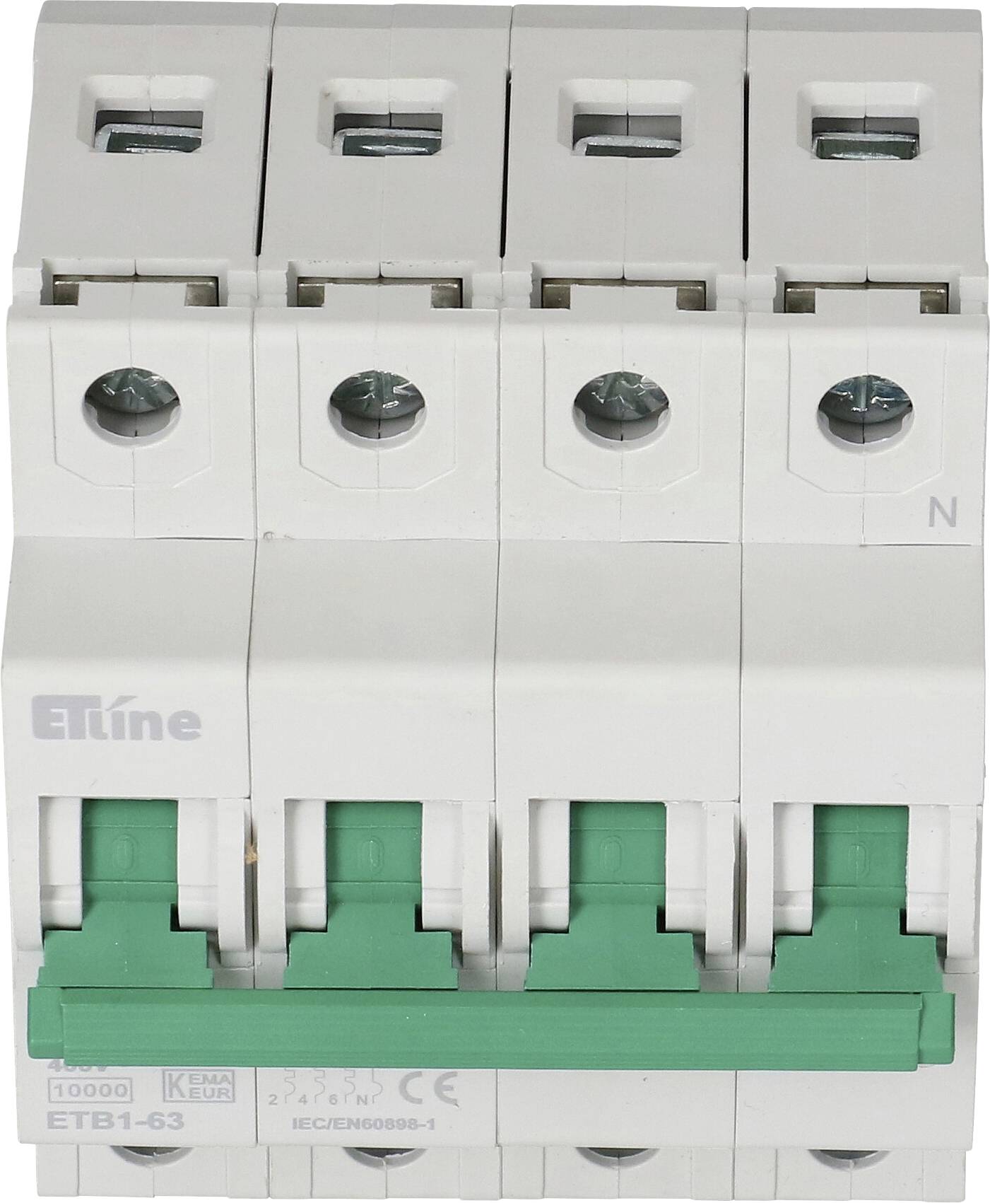 Ein vierpoliger Leitungsschutzschalter mit weißem Gehäuse und grünen Schaltern, gekennzeichnet mit ETB1-63, wird zur elektrischen Sicherheit in industriellen Anwendungen verwendet.