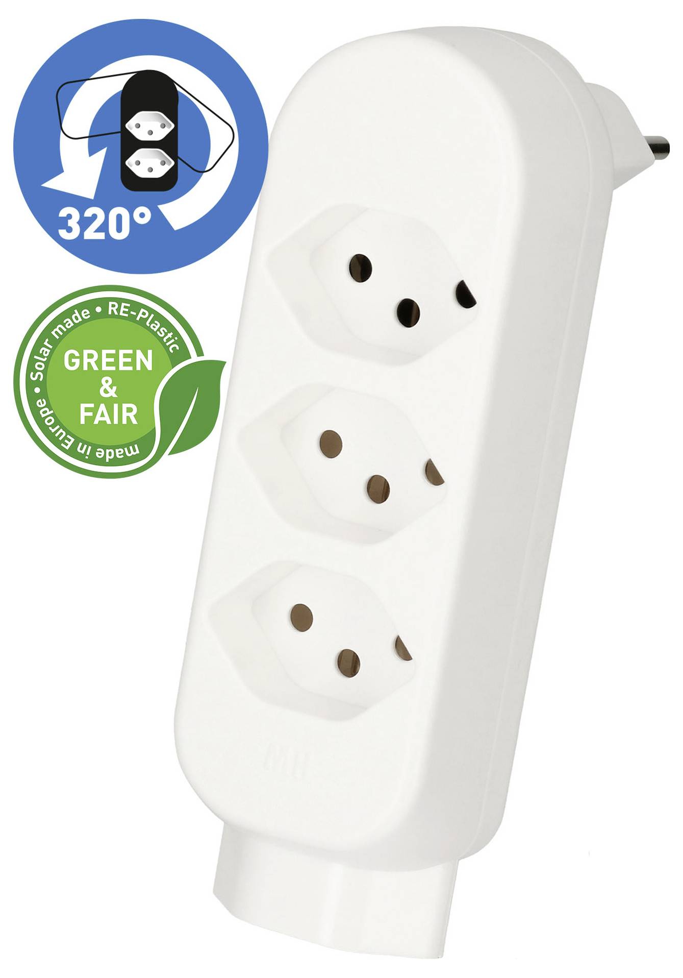 Ein weißer Elektrostecker-Adapter mit drei Steckdosen wird gezeigt. Er verfügt über umweltfreundliche Abzeichen, die angeben, dass er aus recycelten Materialien hergestellt ist.