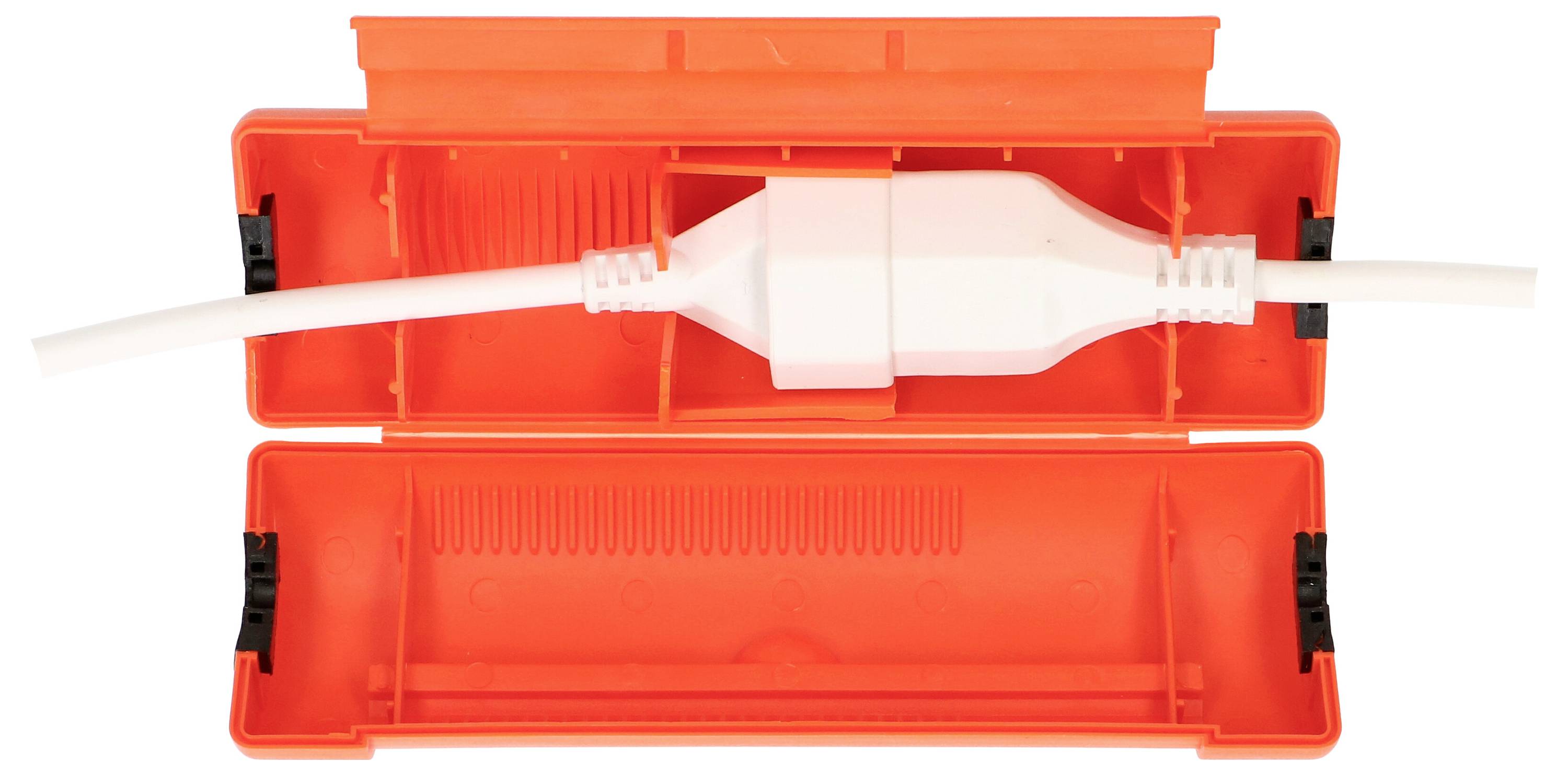 Eine orangefarbene, offene wetterbeständige Box beherbergt einen angeschlossenen Stromstecker und eine Steckdose und bietet ein Schutzgehäuse für den Außeneinsatz.