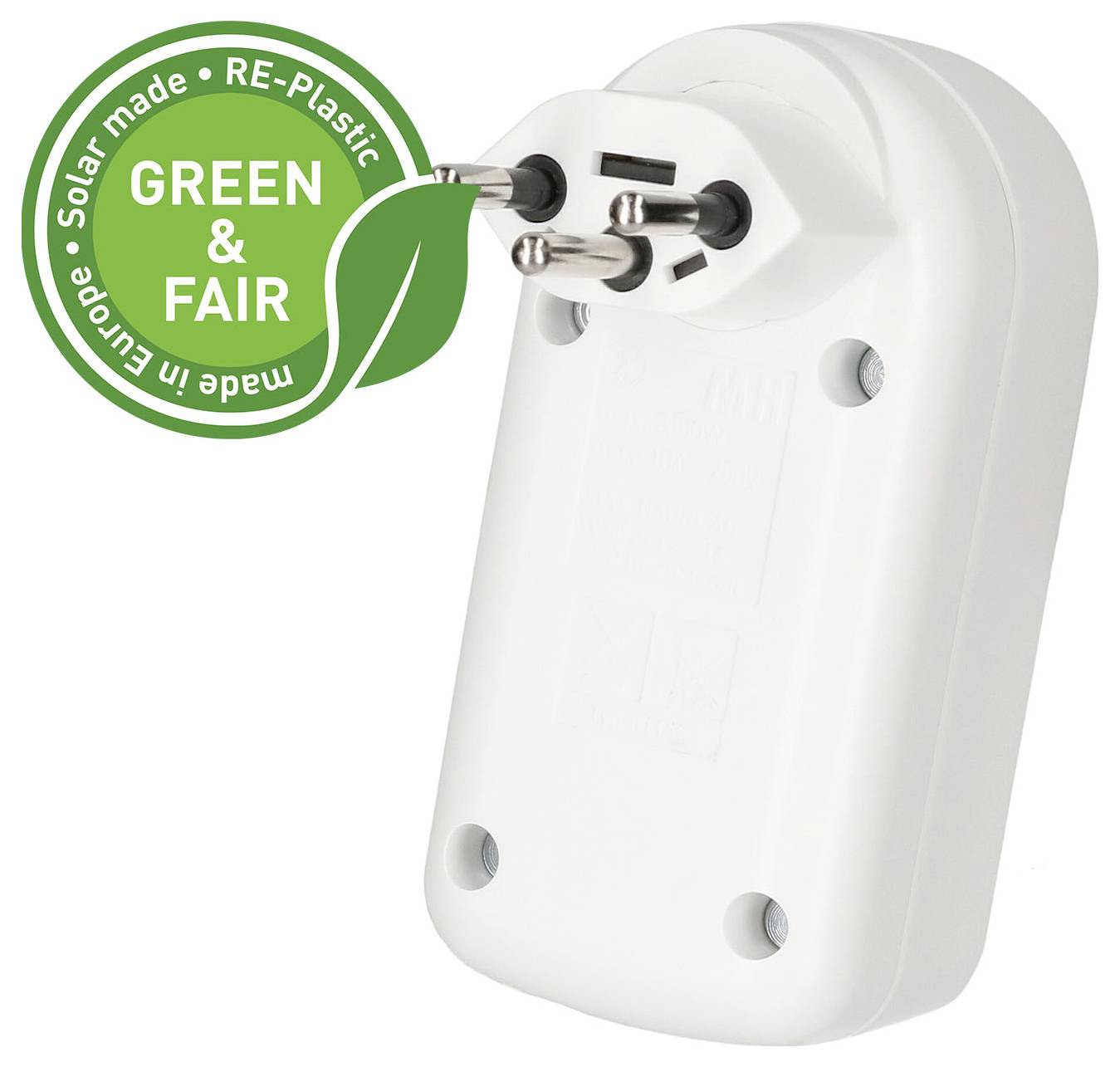 Ein weißer europäischer Stromstecker-Adapter mit grünem Etikett, das „GREEN & FAIR," „Solar made," „RE-Plastic," „Made in Europe" angibt.