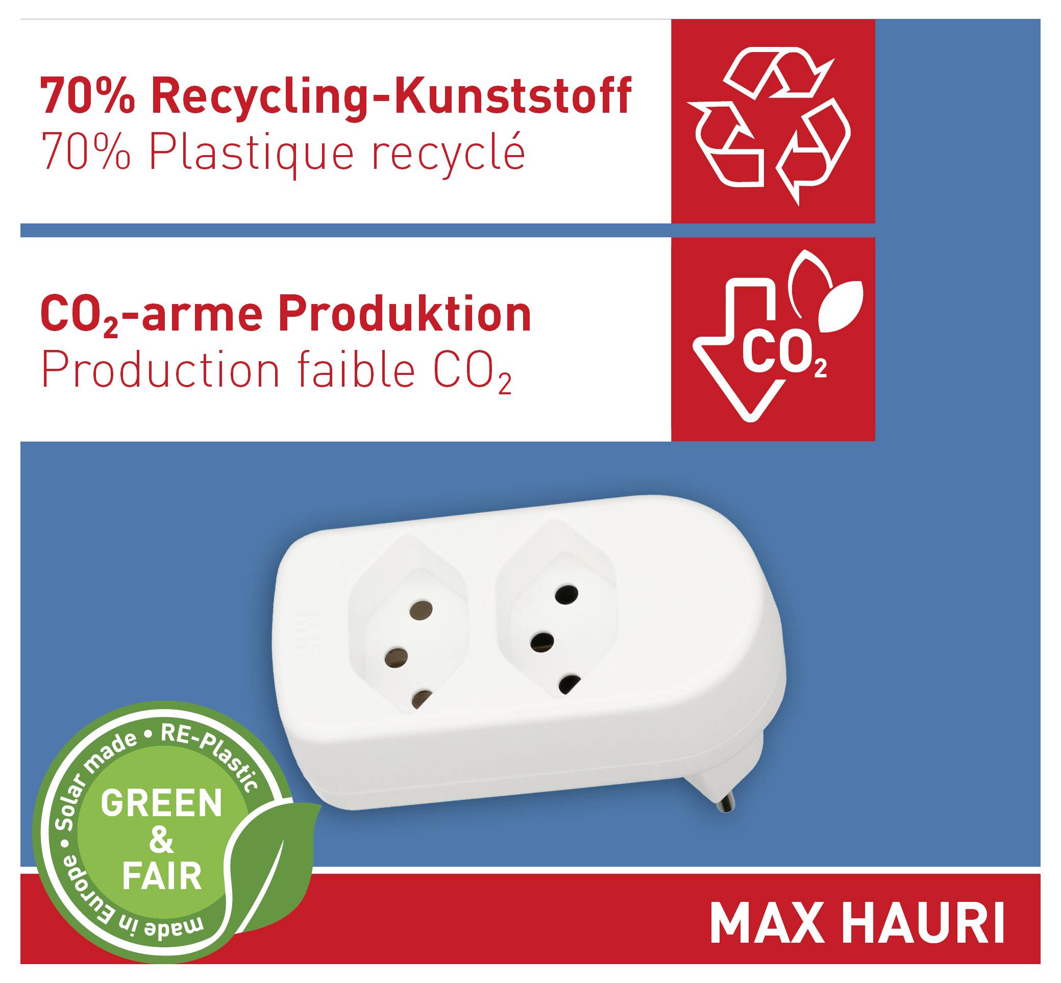 '70% Recycling-Kunststoff/Kunststoff aus recycelten Materialien', 'CO2-arme Produktion/Produktion mit niedrigen CO2-Emissionen'. Weiße Dual-Stecker-Adapter. 'Green & Fair'-Etikett.