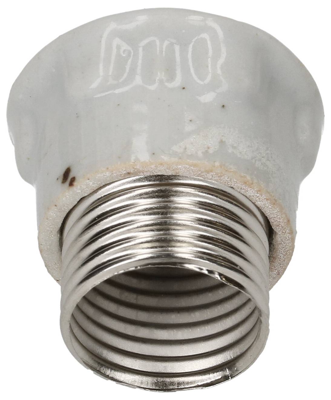 Ein Nahaufnahmebild eines Keramik- und Metallglühbirnensockekeladapters mit sichtbaren Gewindelspulen.