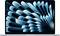 Ein Laptop zeigt ein abstraktes Muster mit blauen, geschichteten Formen, die von der unteren rechten Ecke ausstrahlen und einen dynamischen visuellen Effekt erzeugen.