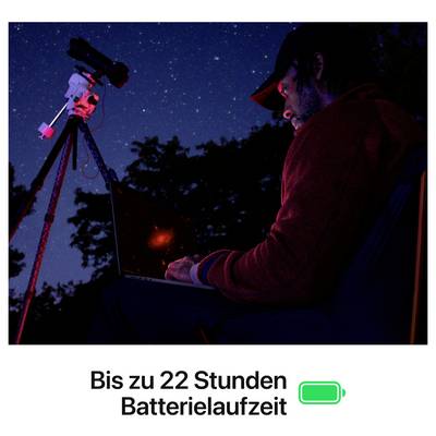 Mann beobachtet den Sternenhimmel durch ein Teleskop und arbeitet am Laptop. Text unten: 'Bis zu 22 Stunden Batterielaufzeit'.