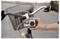 Eine Hand hält ein Fahrrad-Tachometer, das "0.00 Ventura Batar" anzeigt, in der Nähe eines Fahrrads mit einem braunen Korb, was die aktuelle Geschwindigkeit und den Routennamen angibt.