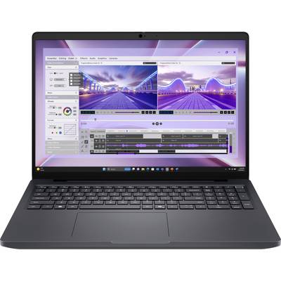 Ein Laptop, auf dem Videobearbeitungssoftware angezeigt wird, mit zwei Videovorsschauen und verschiedenen Bearbeitungswerkzeugen sowie sichtbaren Zeitleisten auf dem Bildschirm.