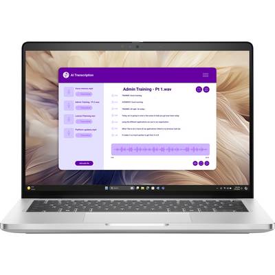 Ein Laptop-Bildschirm zeigt eine KI-Transkriptionssoftware mit der abgespielten Audiodatei "Admin Training - P1 .wav" und zeigt Wellenformen und Untertitel an.