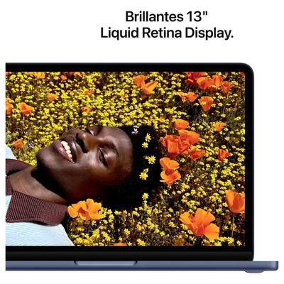 Ein lächelnder Mensch liegt in einem Feld voller orangefarbener und gelber Blumen, dargestellt auf einem brillanten 13"-Liquid-Retina-Display.