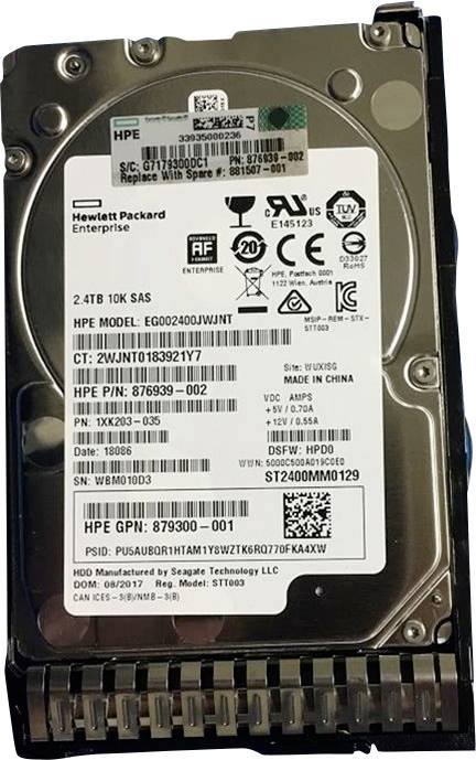 Eine Festplatte mit gedruckten Etiketten, die Spezifikationen zeigen: „2,4TB 10K SAS", „Modell: EG002400JWJNT", „Hergestellt in China", „HPE Teilenummer: 876939-002".