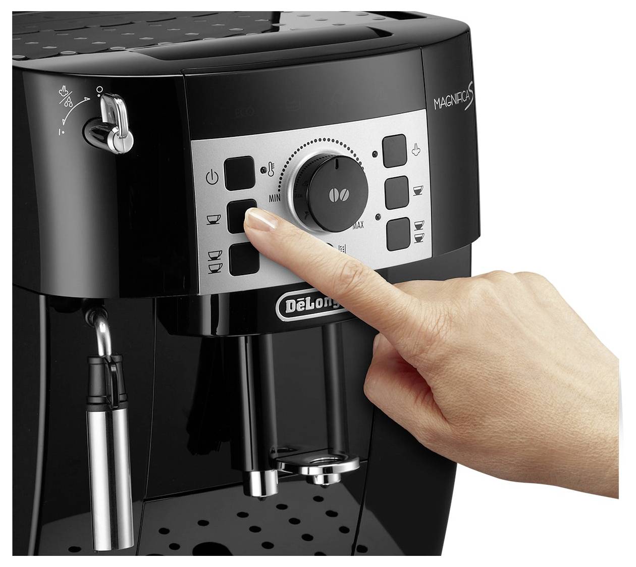 Eine Hand stellt die Einstellungen an einer schwarzen Espressomaschine ein und konzentriert sich auf das Bedienfeld mit Tasten für verschiedene Kaffeevarianten.