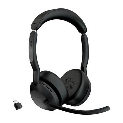 Schwarzes kabelloses Over-Ear-Headset mit Boom-Mikrofon und USB-Dongle, isoliert vor weißem Hintergrund dargestellt.