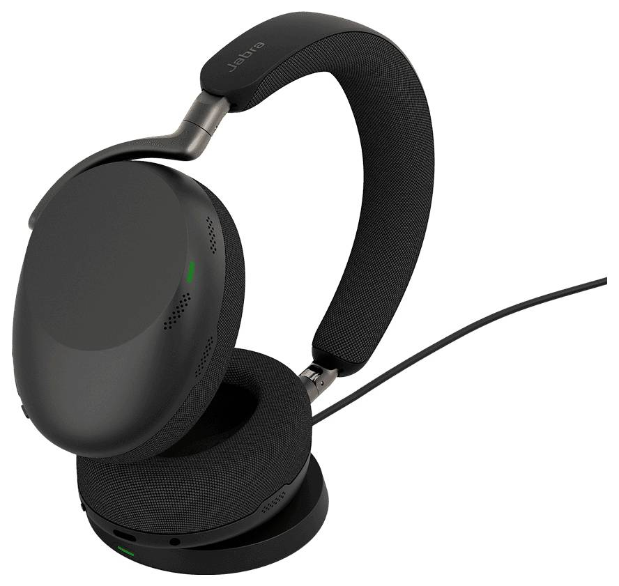 Schwarze kabellose Over-Ear-Kopfhörer auf einer Ladestation mit angeschlossenem Kabel.