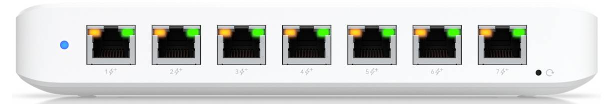 Ein weißer Netzwerk-Switch mit acht Ethernet-Anschlüssen, jeder mit grünen und bernsteinfarbenen Statusleuchten, die aktive Netzwerkverbindungen anzeigen.