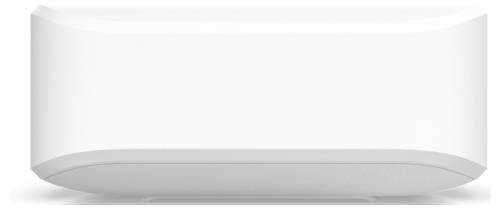 Ein weiß gestrichenes, wandmontiertes rechteckiges Gerät mit abgerundeten Kanten, das einer Klimaanlage oder einem Heizgerät ähnelt. Das Design ist minimal und modern.