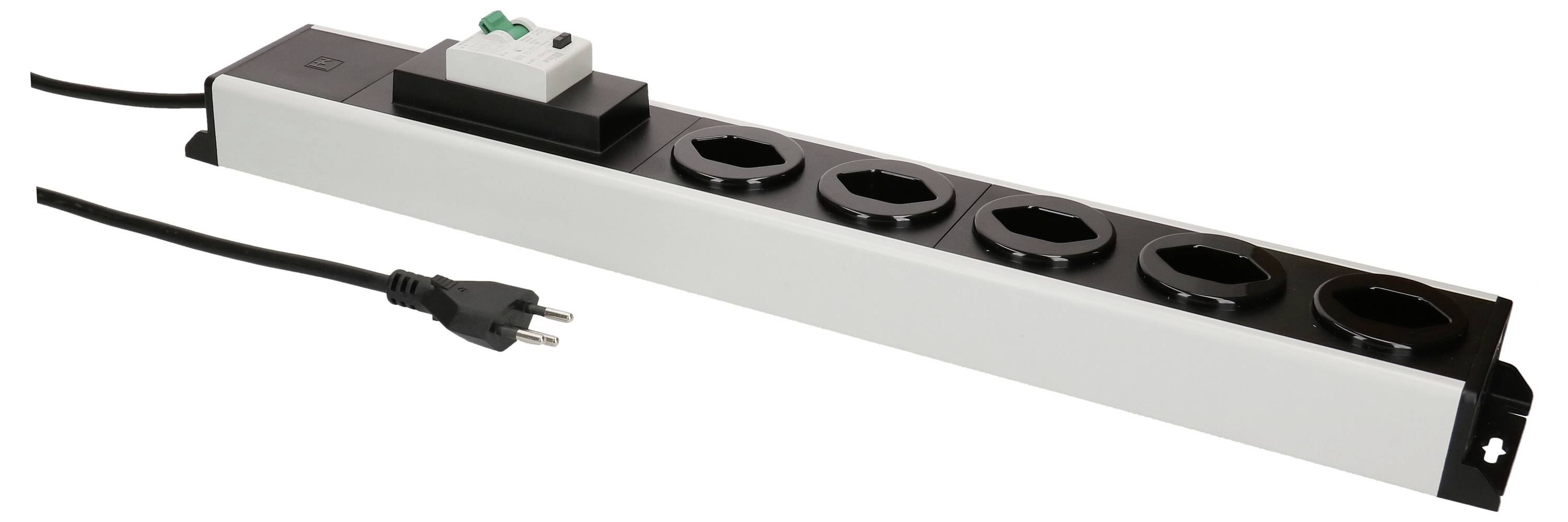 Ein Fünf-Steckdosen-Steckerleiste mit schwarzweißem Design, ausgestattet mit einem Netzschalter und einem Leitungsschutzschalter, verbunden mit einem schwarzen Kabel.