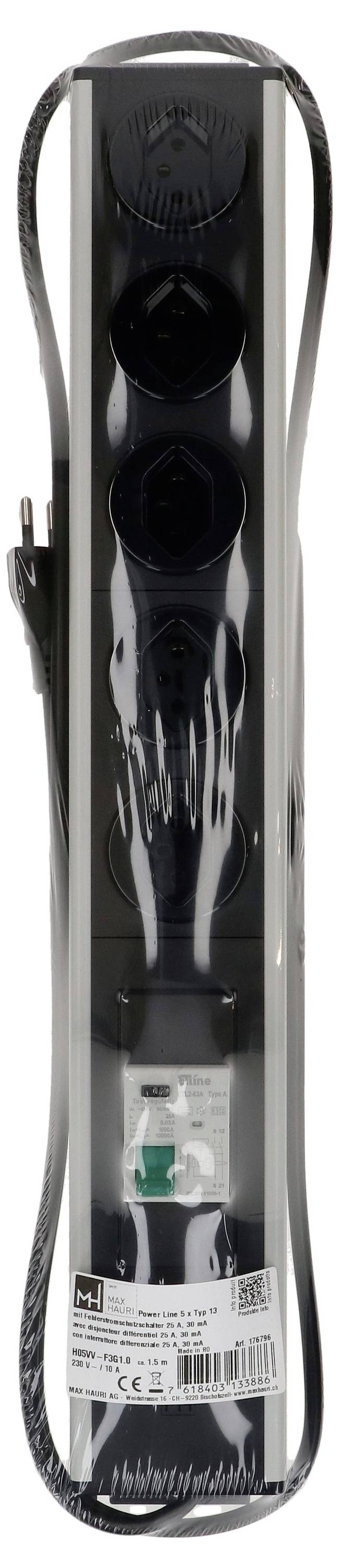 Eine schwarze Steckerleiste mit drei Steckdosen und einem Stecker, teilweise in durchsichtige Kunststoffverpackung eingewickelt.