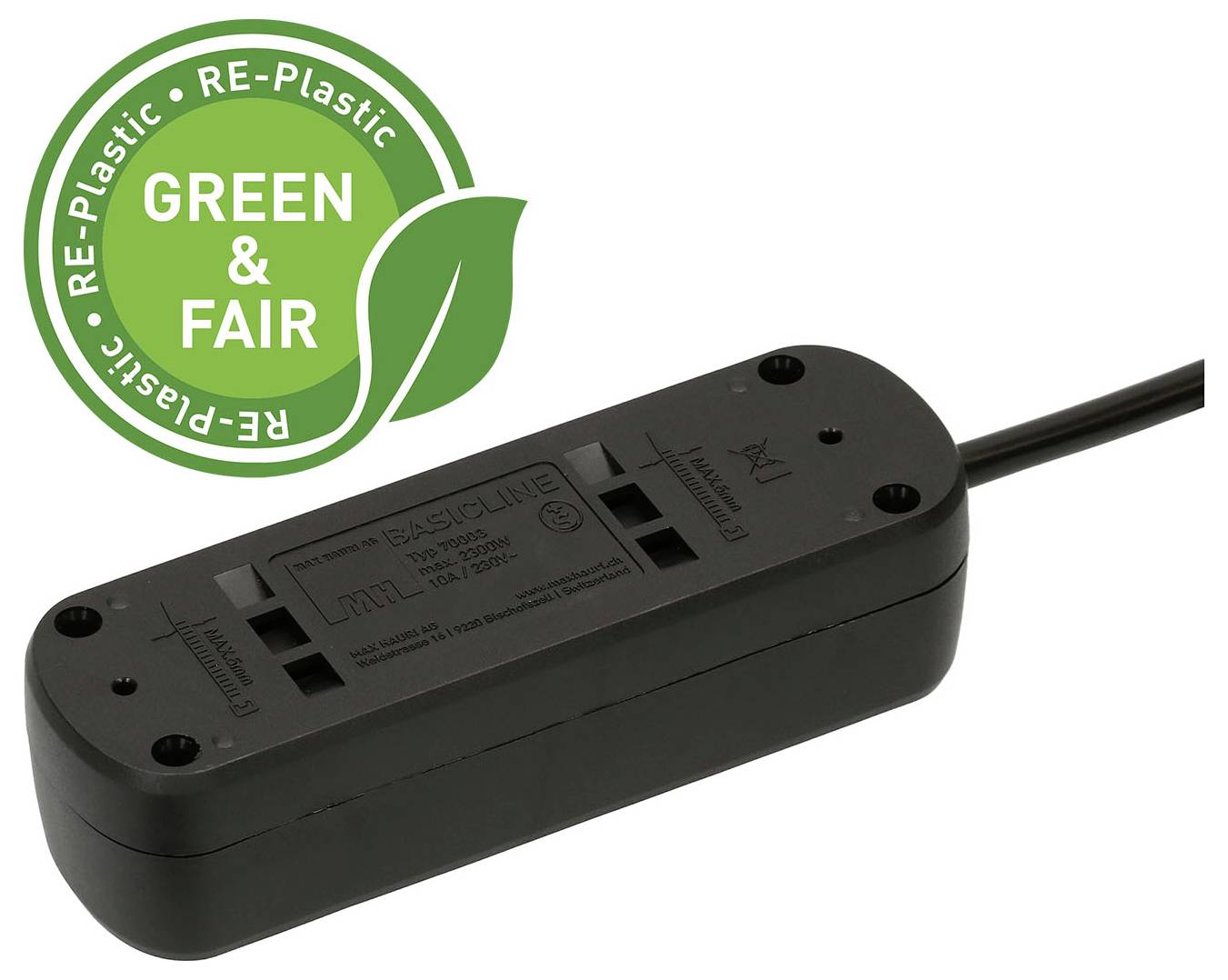 Ein schwarzes elektronisches Gerät mit einem Kabel neben einem grünen Emblem mit der Aufschrift „RE-Plastic GREEN & FAIR."