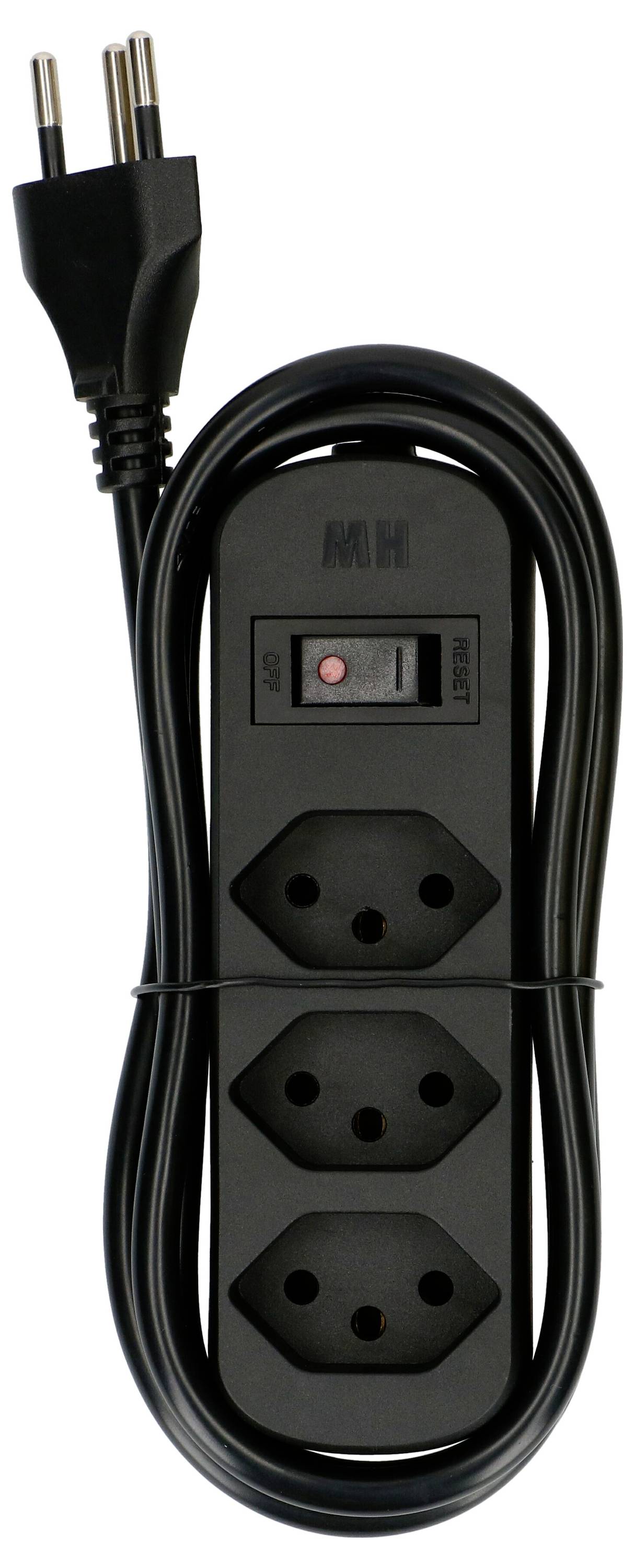 Eine schwarze Steckerleiste mit europäischem Stecker, drei Steckdosen und einem Schalter mit Kontrollleuchte, ordentlich um die Leiste aufgewickelt.