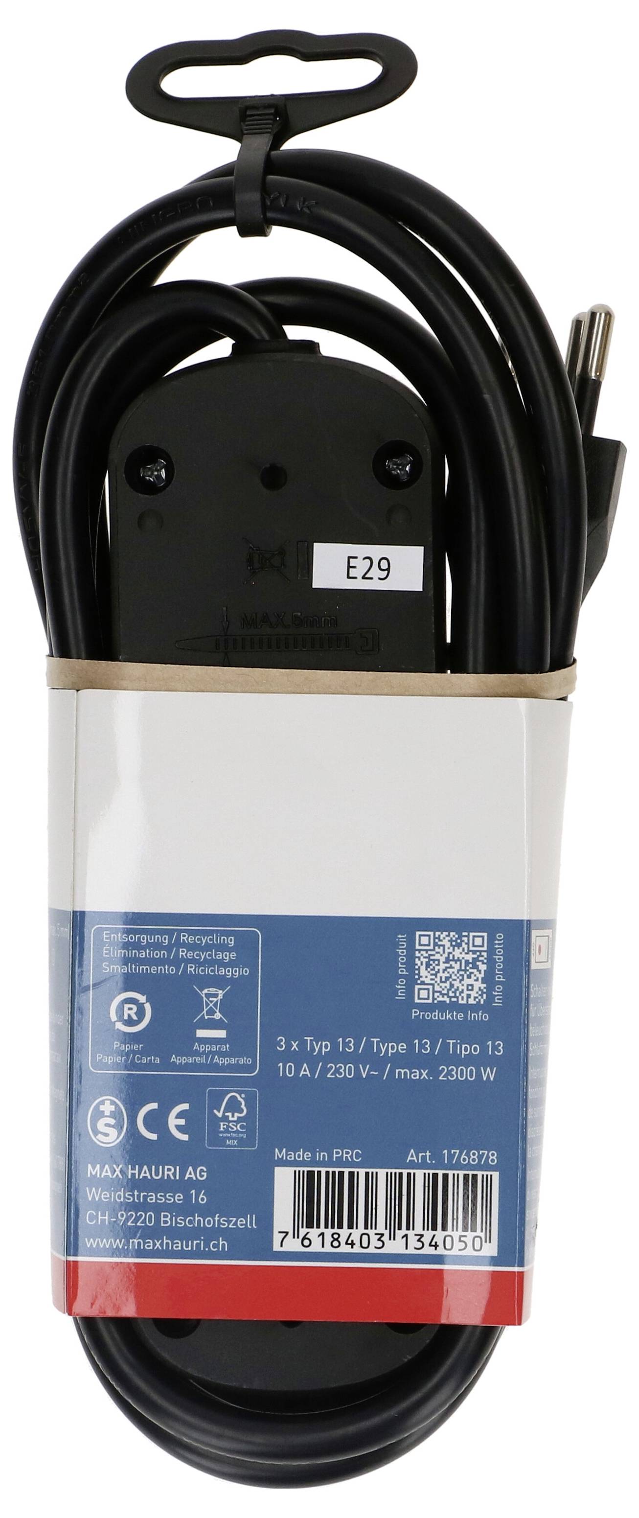 Eine aufgerollte schwarze elektrische Verlängerungsschnur verpackt in Weiß und Rot, beschriftet mit technischen Spezifikationen und Strichcodes.