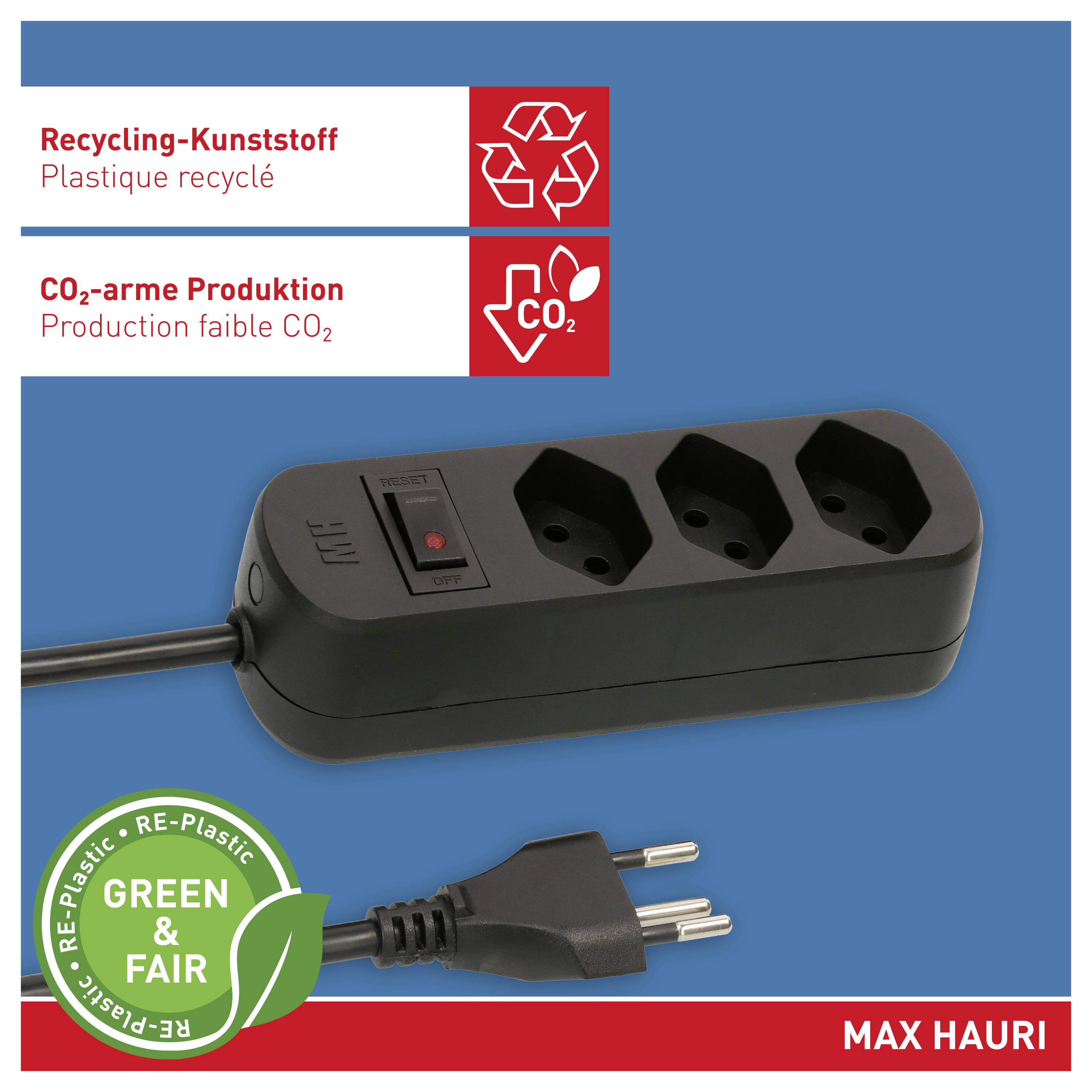 Ein schwarzes Steckdosenleisten mit drei Steckdosen und einem Schalter auf blauem Hintergrund. Symbole kennzeichnen Recycling und CO2-reduzierte Produktion.