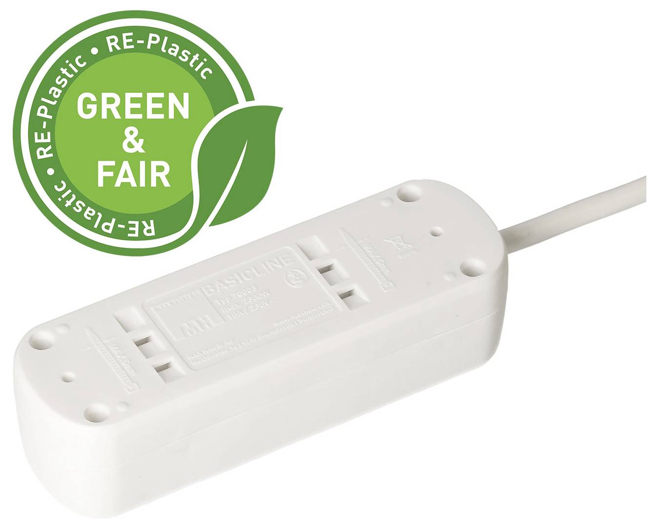Eine weiße Steckerleiste mit einem „Green & Fair"-Recycling-Symbol gekennzeichnet, das die Verwendung von umweltfreundlichem Kunststoff anzeigt.