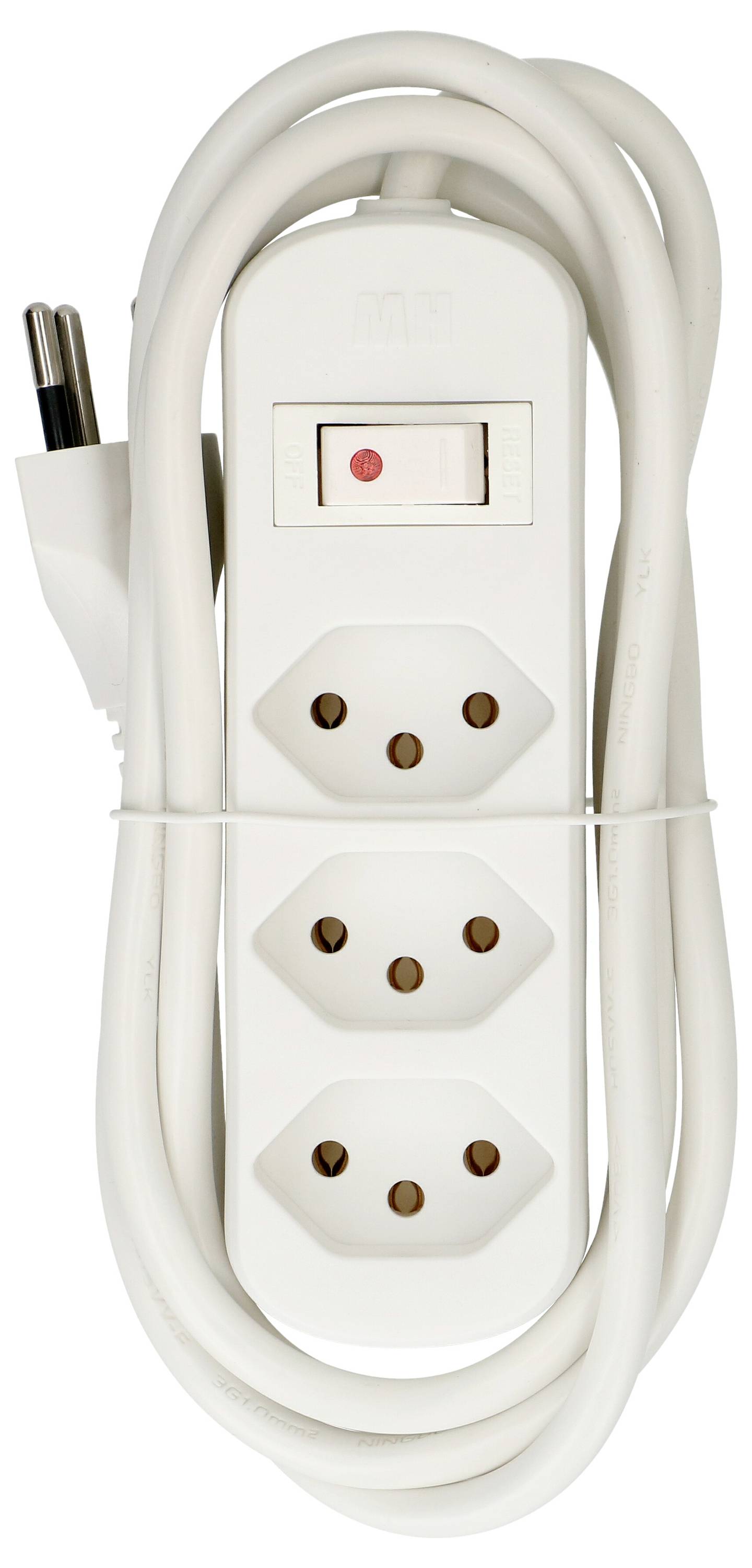 Eine weiße Steckdosenleiste mit drei Steckdosen, ausgestattet mit einem roten Ein-/Ausschalter, aufgerolltem Kabel und einem Stecker auf der linken Seite.