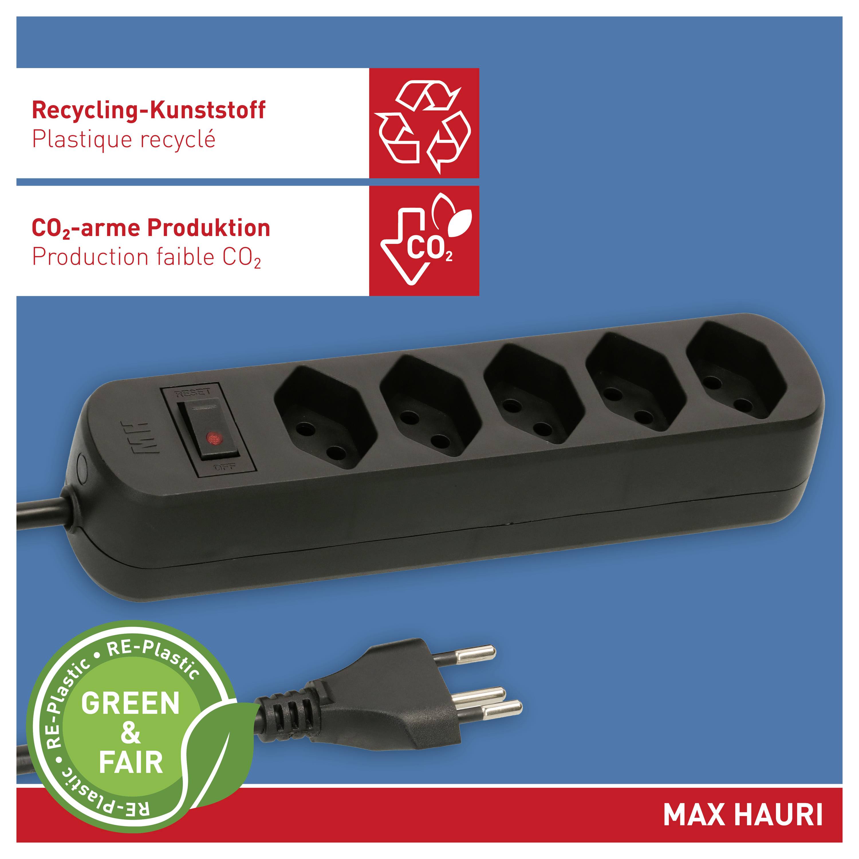 Steckerleiste mit fünf Steckdosen und Stecker neben Etiketten: „Recycelter Kunststoff" und „Niedrige CO₂-Produktion". Grüne und faire Zertifizierung.