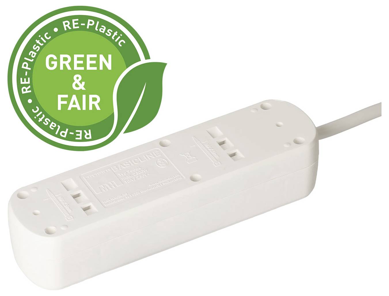 Ein weißes Steckerleisten mit drei Steckdosen wird mit einer "GREEN & FAIR"-Zertifizierung gezeigt, die ein grünes Blatt-Symbol aufweist und auf umweltfreundliches Material hinweist.