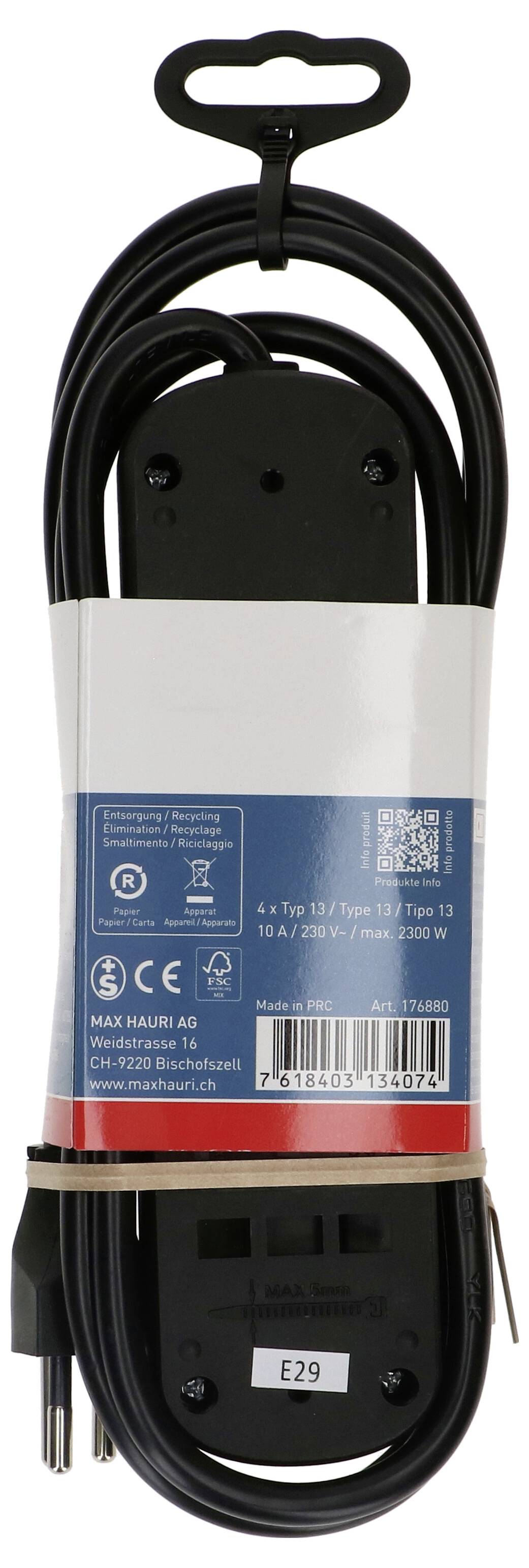 Ein schwarzes Verlängerungskabel in Verpackung mit mehreren Steckdosenvarianten. Die Verpackung enthält technische Spezifikationen und Sicherheitszeichen.
