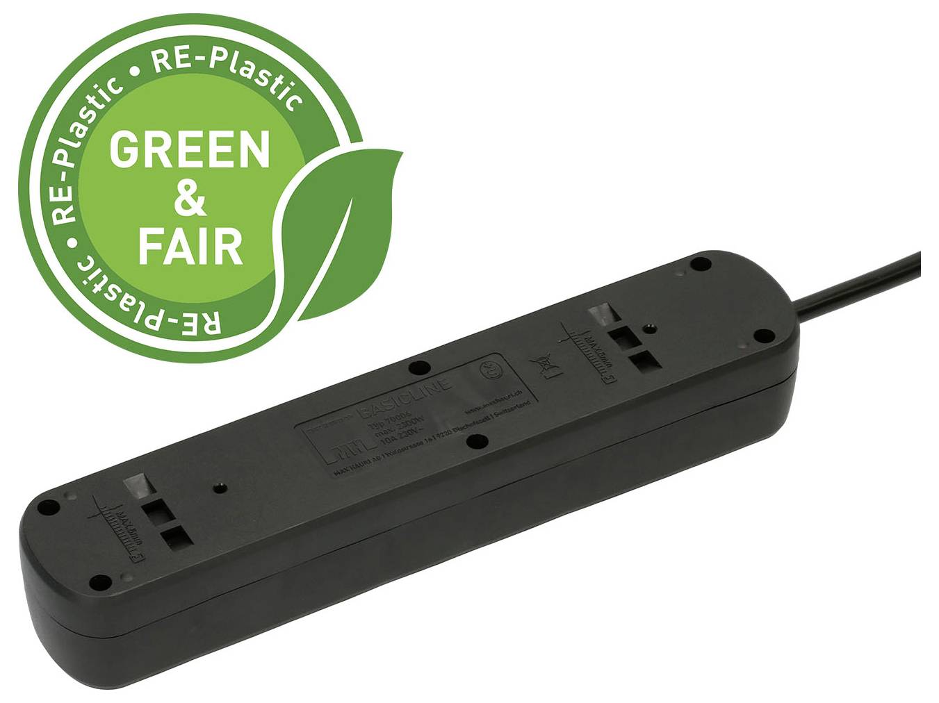 Eine schwarze Steckerleiste aus nachhaltigen Materialien, gekennzeichnet mit einem Logo der Zertifizierung „Green & Fair", das umweltfreundliche Standards anzeigt.