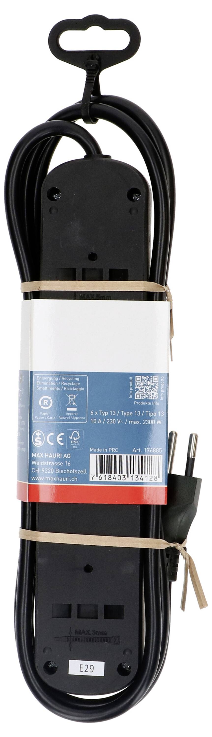 Eine verpackte schwarze Steckdosenleiste mit mehreren Steckdosen, aufgerolltem Kabel, Produktetikett mit Spezifikationen und angebrachtem zweipoliger Stecker.