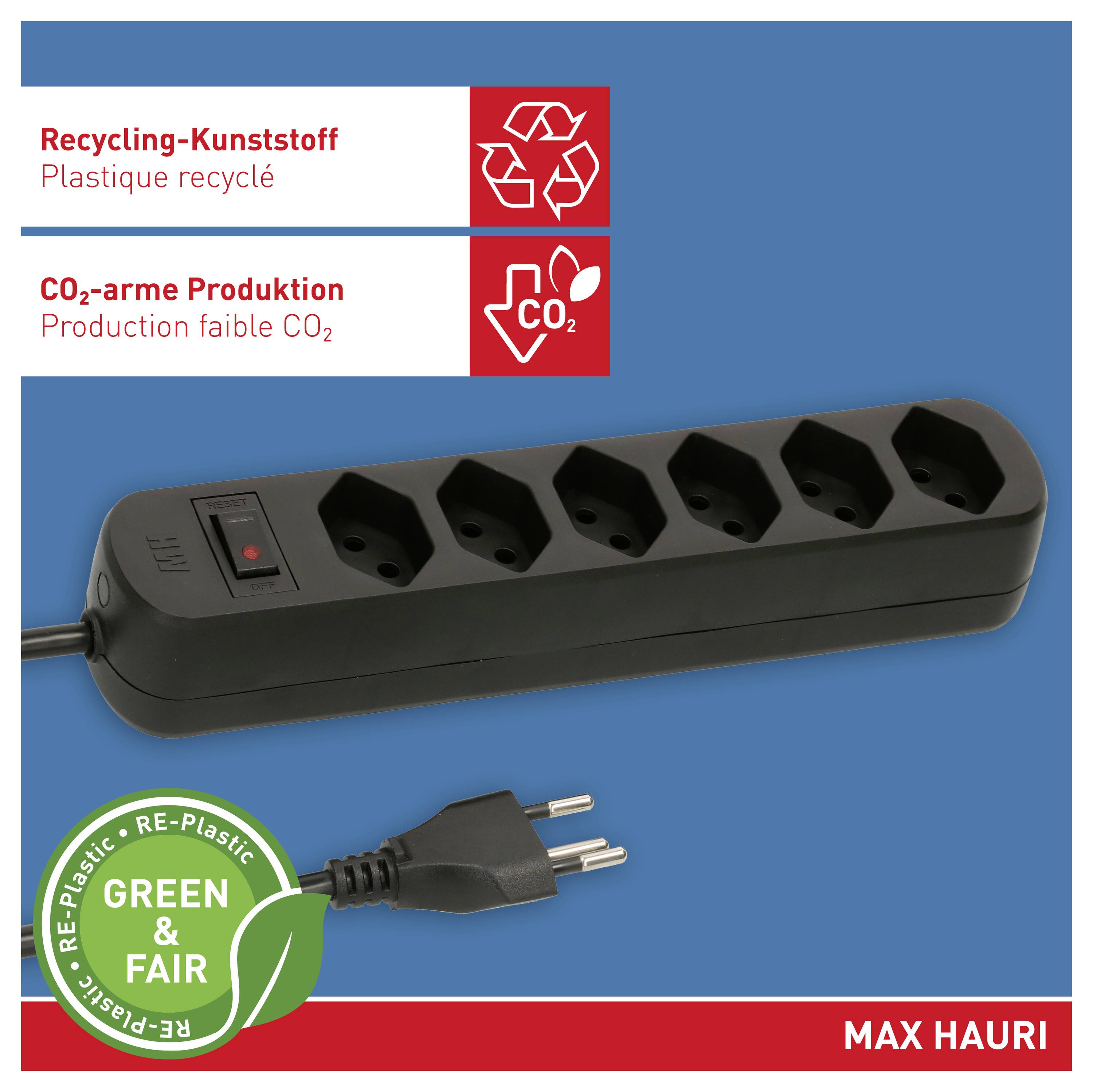 Eine schwarze Steckerleiste mit fünf Steckdosen. Labels heben "Recycling-Kunststoff" und "CO₂-arme Produktion" hervor. Ein grüner und fairer Aufkleber wird angezeigt.