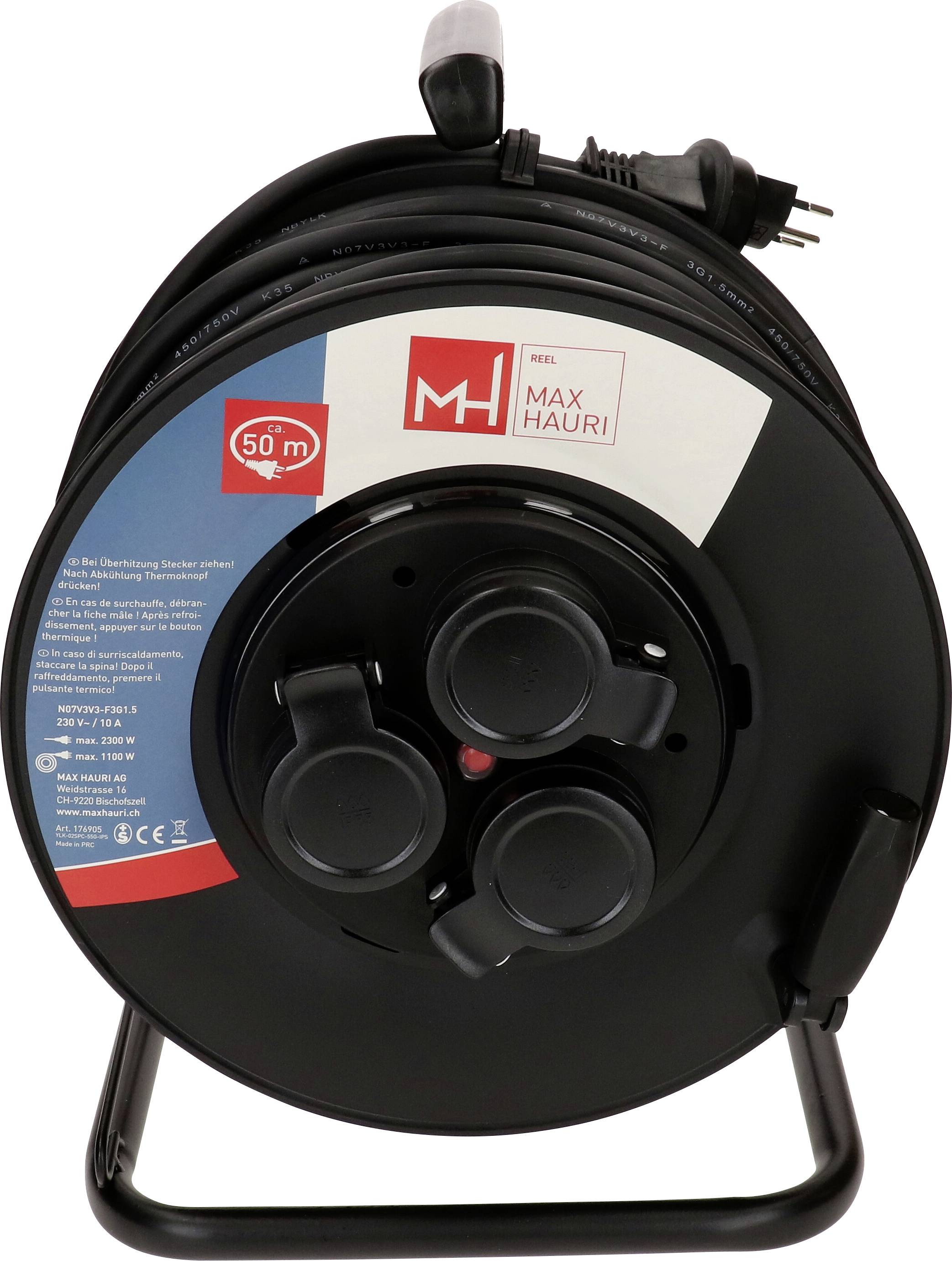 Max Hauri 50m Kabelrolle mit drei Steckdosen und einem Stecker. Schwarzes und rotes Design mit einem Ständer, geeignet für den Einsatz im Freien.