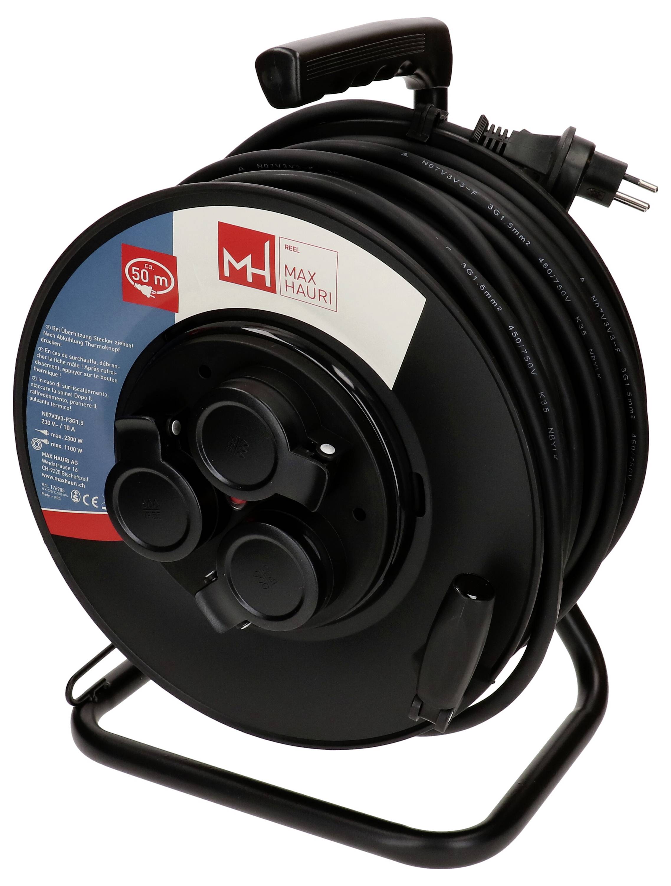 Eine schwarze Kabelrolle mit Griff, ausgestattet mit mehreren Steckdosen, einem Kabel und einem Stecker. Die Rolle trägt das Markenzeichen „MH Max Hauri".