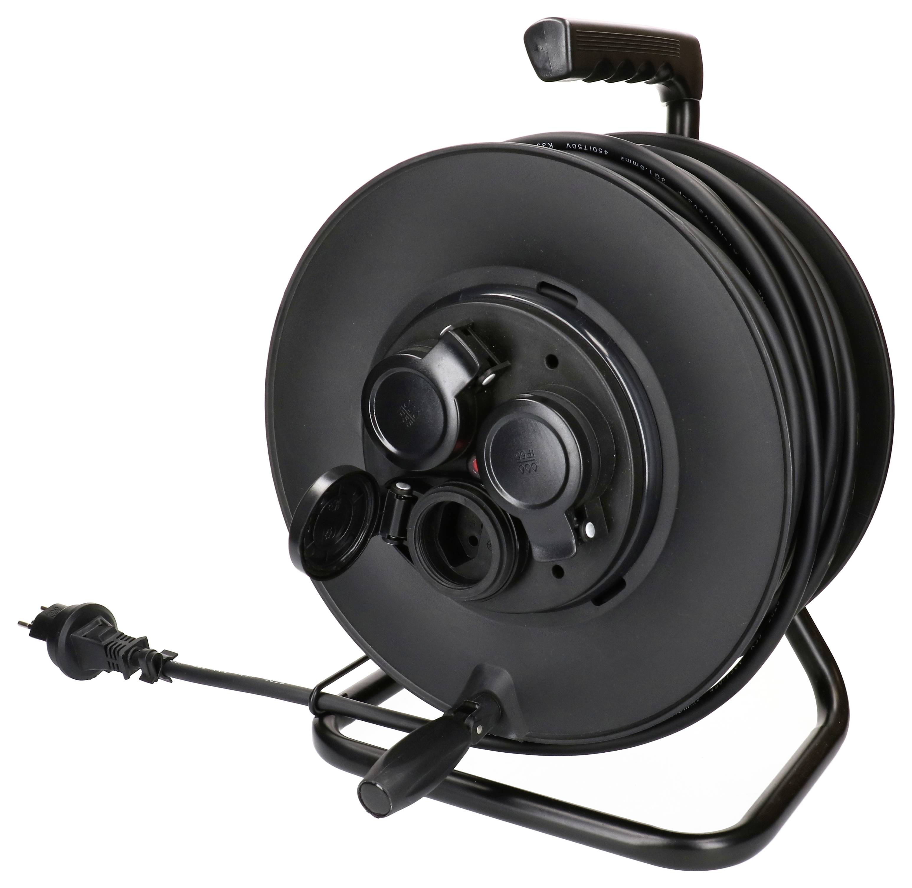 Eine schwarze Kabelrolle mit mehreren Steckdosen, einem Griff und einem ordentlich aufgewickelten Kabel.