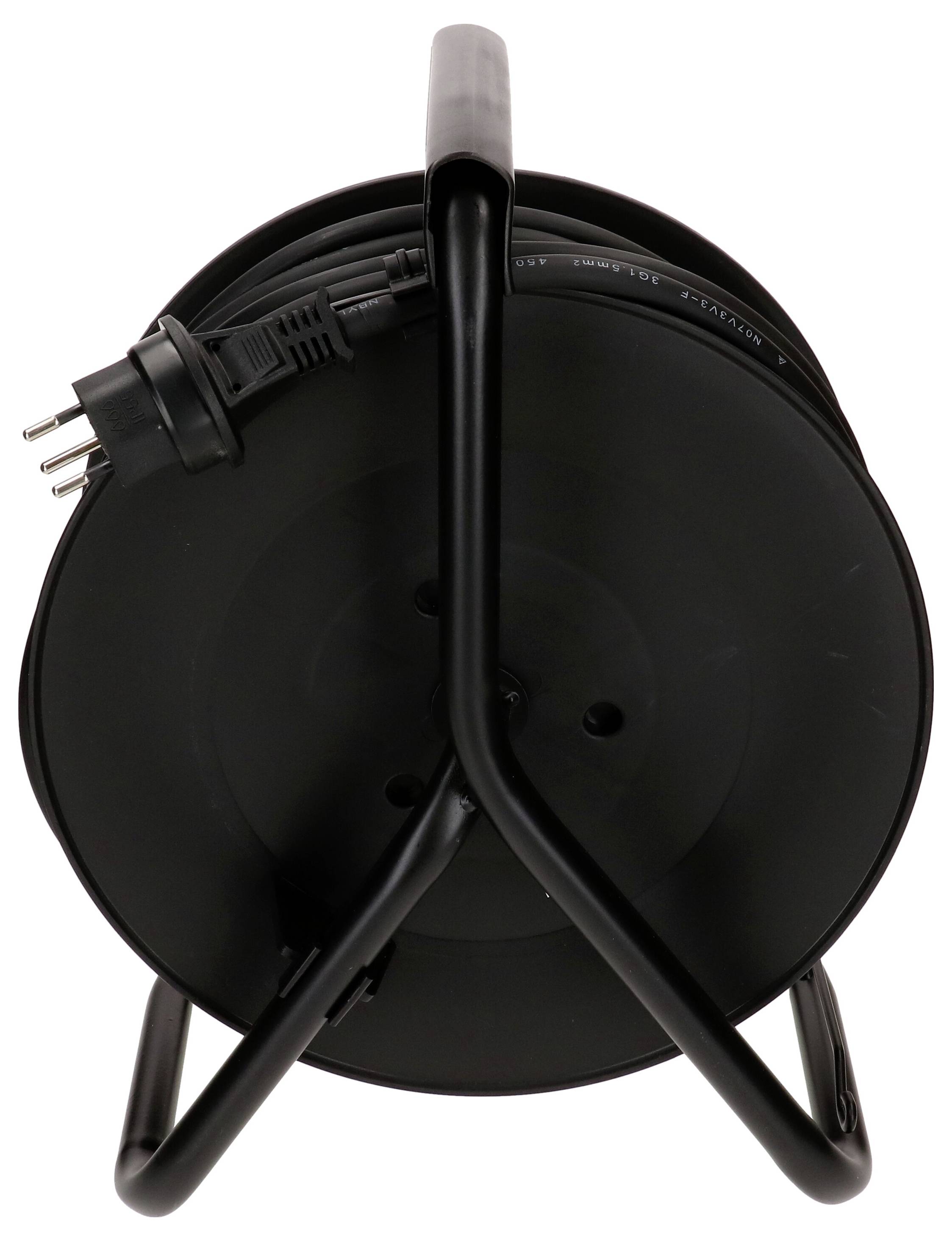 Eine schwarze Kabelrolle mit einem Stecker, mit Kabel aufgewickelt und auf einem Metallständer montiert.