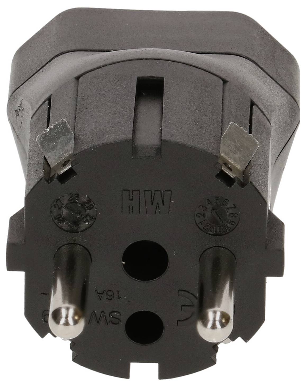 Eine Nahaufnahme eines schwarzen europäischen Steckeradapters mit zwei runden Metallstiften und einem Schutzleiter, beschriftet mit „HW".