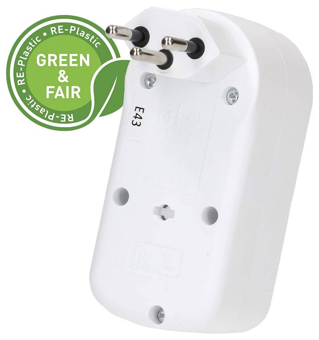 Ein weißer Steckeradapter mit zwei Kontakten, gekennzeichnet mit „GREEN & FAIR" auf einem grünen Abzeichen, das umweltfreundlich aus recyceltem Kunststoff hergestellt anzeigt.